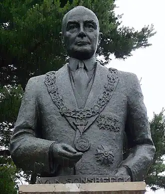 Borstbeeld van burgemeester W.G.A. van Sonsbeeck in het naar hem vernoemde park in Breda