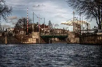 De Willemsbrug, gezien naar het noorden met op de achtergrond de Singelgrachtbrug van de spoorwegen. Uiterst links staat het standbeeld van Ferdinand Domela Nieuwenhuis. December 2013