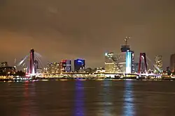 De huidige Willemsbrug 's nachts