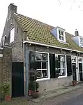 Huis onder dwars zadeldak