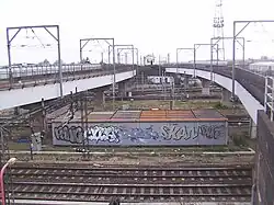 De bruggen over de WCML ten zuiden van het station