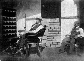 William Heise (links) op de set van Edison's film What Demoralized the Barbershop in 1897