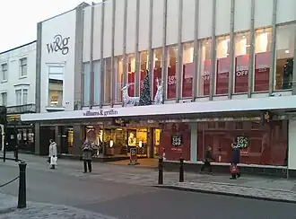 Het warenhuis aan High Street in Colchester met het logo van Williams & Griffin op de gevel.