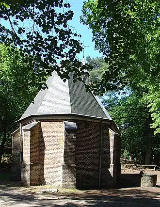 Willibrorduskapel (met waterput) in het landgoed Geijsteren