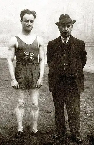 Applegarth met zijn coach Sam Mussabini in 1912.
