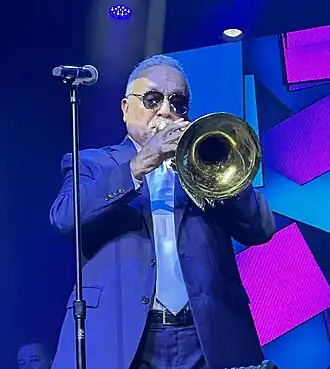 Willie Colón tijdens een concert in Houston, Texas (maart 2023)