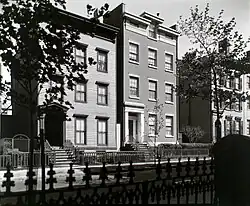 Houten huizen in Brooklyn uit de eerste helft van de 19e eeuw. Gesloopt in 1956 (Abbott, 1936)