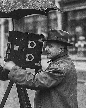 Willy Mullens achter de camera in 1928 in Breda