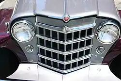 Het nieuwe V-vormige radiatorrooster uit 1950