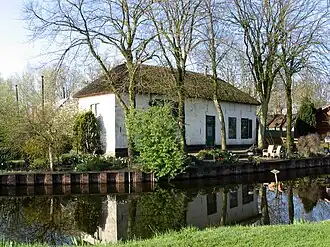 Dwarshuisboerderij aan de Veldhuisweg