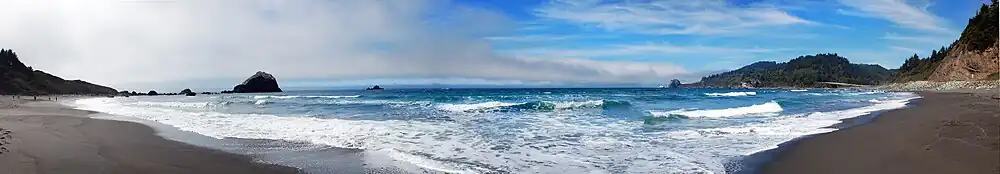 Panorama vanaf Wilson Creek Beach in het Del Norte Coast Redwoods State Park
