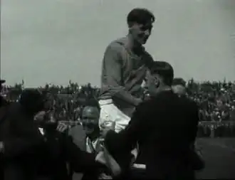 Wim Anderiesen op de schouders na het landskampioenschap van 1937.