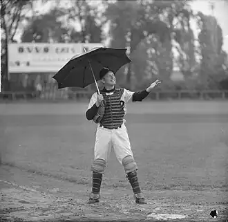 Crouwel tijdens regenpauze in wedstrijd in 1964