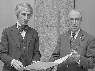 Wim Crouwel (links) ontvangt de Willem Grollenbergprijs uit handen van E.G. Stijkel (1976)