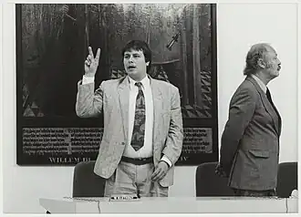 Elsthout legt de eed af. PvdA'er Ab van Schooten keert hem demonstratief de rug toe.