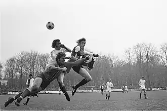 Bert van Geffen in actie namens FC Wageningen in 1975 tegen Feyenoord