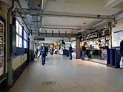 De loopbrug met winkels boven de sporen