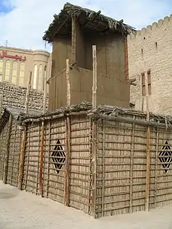 De toren op dit huisje werkt net als een normale windvanger en koelt de binnenzijde.