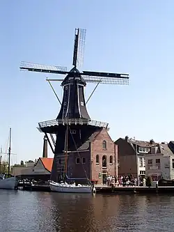 Dagjesmensen bezoeken de molen, 2005