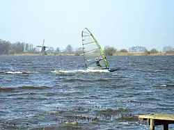 Windsurfer, op de achtergrond het Doris Mooltsje