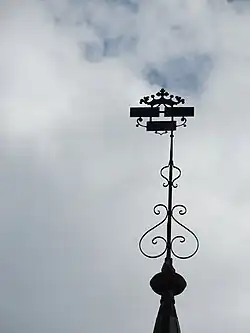 Het wapen van Drachten op de windwijzer van de Grote Kerk van Drachten.