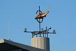Windwijzer met vis en gouden ring op het oude bedieningsgebouw