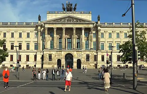 Het Residenzschloss,[7] onderdeel van het winkelcentrum Schloss Arkaden