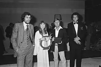 Joost Prinsen, Wieteke van Dort, Aart Staartjes en Frans Boelen bij de uitreiking van de Zilveren Nipkowschijf in 1979