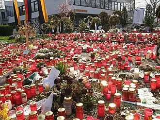 Kaarsen voor de school waar het bloedbad plaatsvond