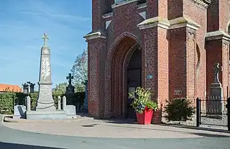 Toegang tot de begraafplaats en het monument voor de gesneuvelden