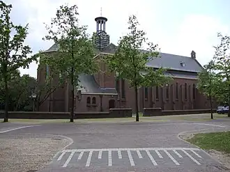 Noordelijke gevel met sacristie en doopkapel
