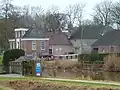 "Lemsterborg"[8]: Onderkelderd pand onder schilddak (zie ook foto wegzijde)