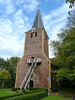 De houten buitentrap is een bijzonder kenmerk van de kerktoren