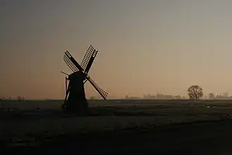 De molen tegen het late middaglicht