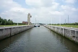 De zeesluis van Wintam, gezien vanop een sluisdeur