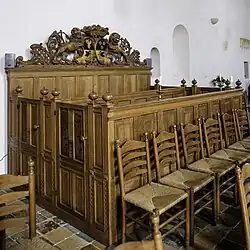 18e-eeuwse herenbank met de familiewapens van Aldringa-De Sighers en Canter-De Sighers (1644)