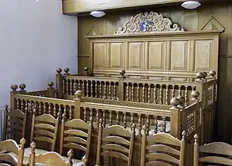 17e-eeuwse herenbank met de familiewapens van Wiltet Louwens en Remke Jelmers (1644)