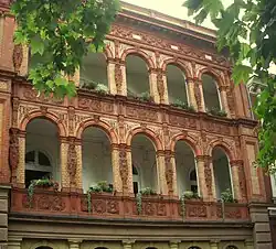 Gevel met rode zandstenen beelden