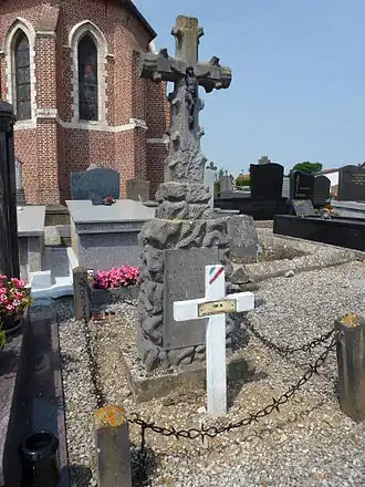 Het Kerkhof van Wittes en een Frans oorlogsgraf