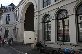Toegangspoort tot voormalig paleis van Lodewijk Napoleon aan de Wittevrouwenstraat