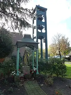 Mariakapel en klokkenstoel naast de kerk