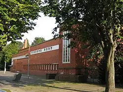 Voormalige dubbele lagere school in kubistisch-expressionistische bouwstijl