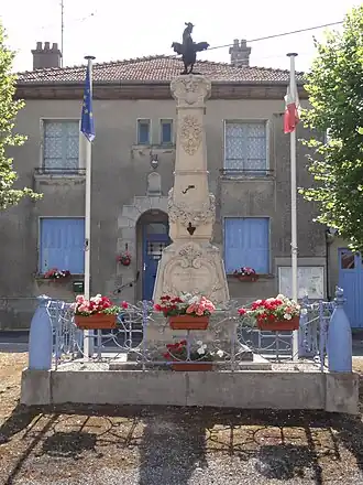 Gemeentehuis en oorlogsmonument