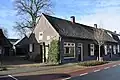Laag woonhuis met winkelpui