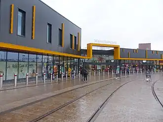 Stationsgebouw (2023) met tramlijn