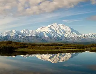 Denali gezien vanuit het noorden in 2010, met op de voorgrond Wonder Lake