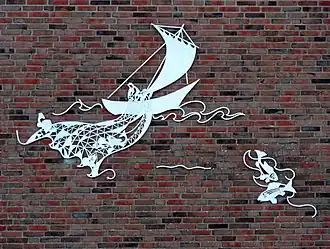 Gevelplastiek uit 1959 op een school in Lemmer