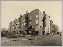 Woningen op de hoek van het Spaarndammerplantsoen en de Zaanstraat uit 1918, kort na de voltooiing. Architect: M. de Klerk.