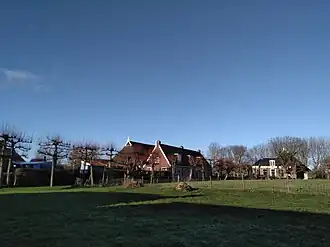 Twee 19e-eeuwse woningen op de terp van Niawier