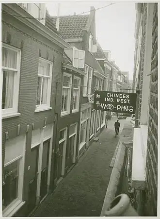 Diefsteeg gezien van nummer 14 tot de Pieterskerkgracht met uithangbord Chinees restaurant Woo Ping